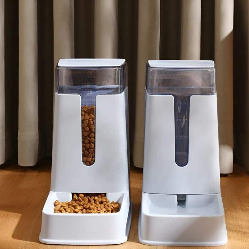 Distributeur automatique de nourriture très pratique pour nourrir son chat