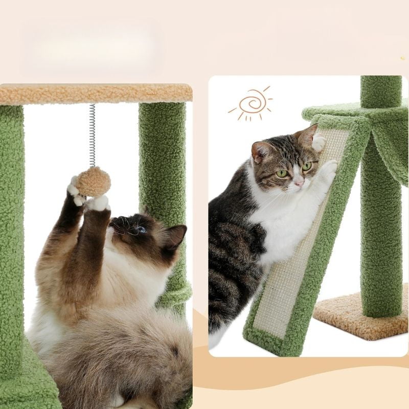 Arbre à chat extérieur avec chats qui s'amusent