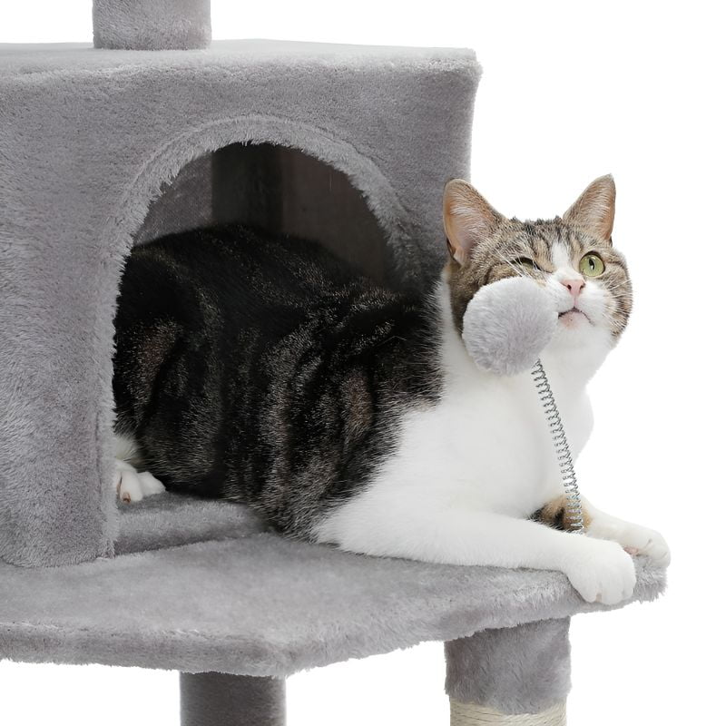 arbre à chat géant avec chat qui s'amuse
