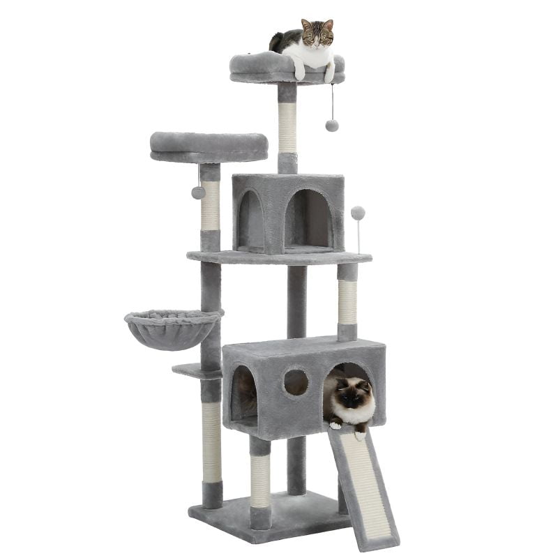 arbre à chat géant avec chats bien installés