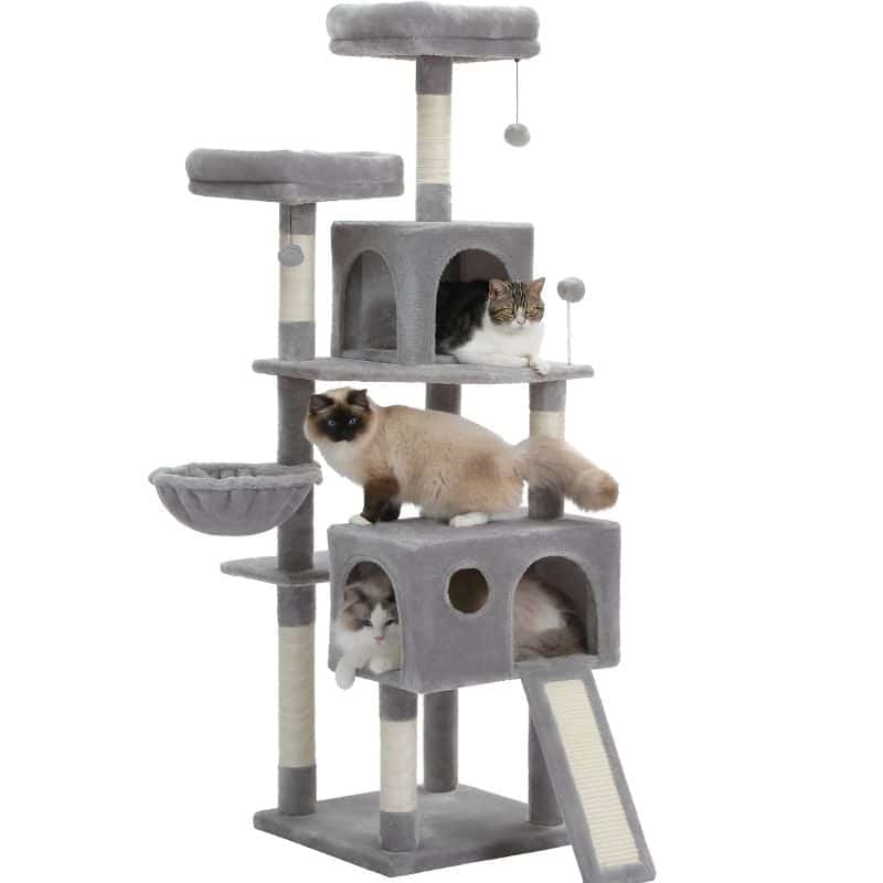 arbre à chat géant avec des chats dessus