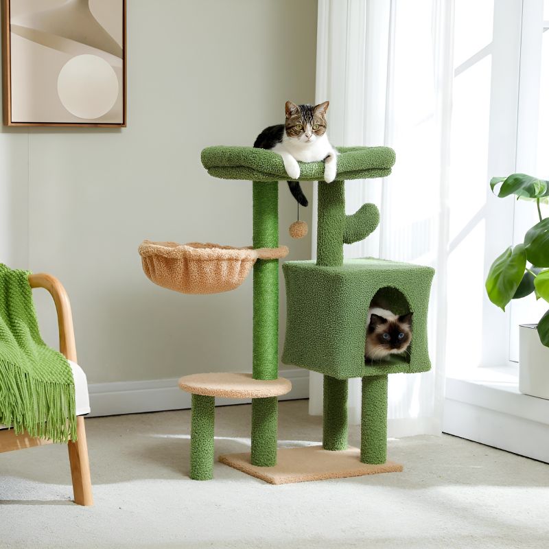 arbre à chat hamac avec des chats confortablement installés