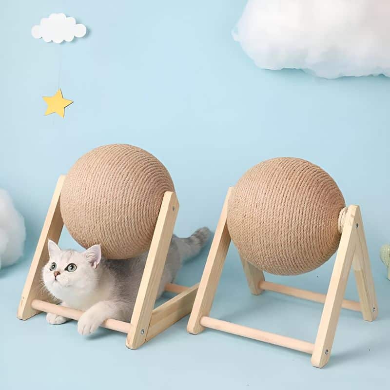 boule griffoir avec un chat couché en dessous