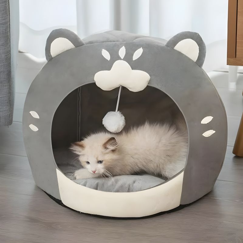 coussin doudou pour chat avec un chat installé confortablement