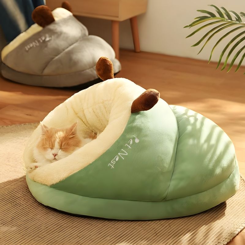 coussin douillet pour chat avec chat installé confortablement