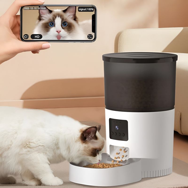 Distributeur de croquettes pour chat avec reconnaissance à puce avec un chat qui mange