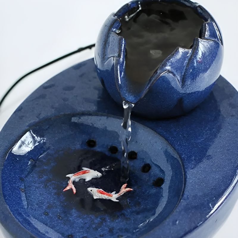 Fontaine à eau pour chat en céramique avec l'eau qui coule