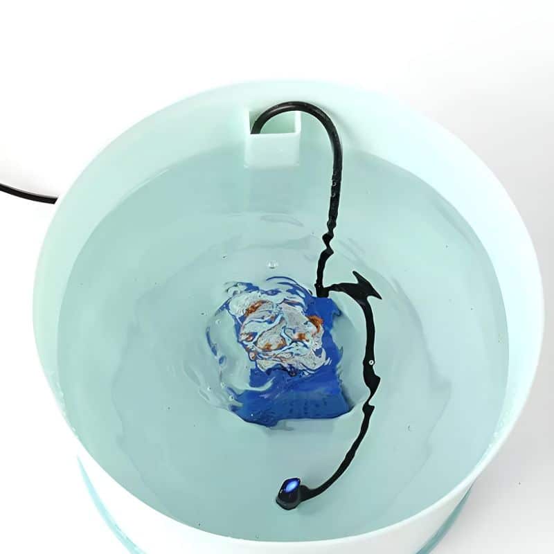 Intérieur d'une fontaine à eau pour chat en forme de fleur