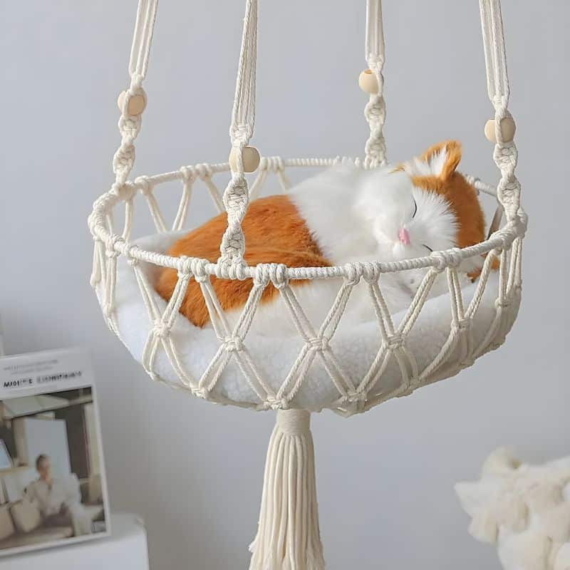 hamac chat macramé avec un chat qui dort
