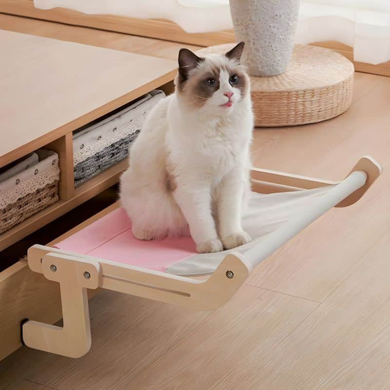 Lit pour chat à accrocher au lit avec un chat debout