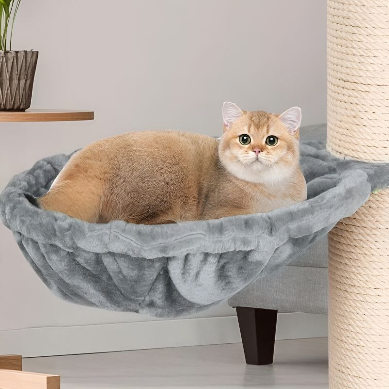 coussin pour arbre à chat avec un chat à l'intérieur